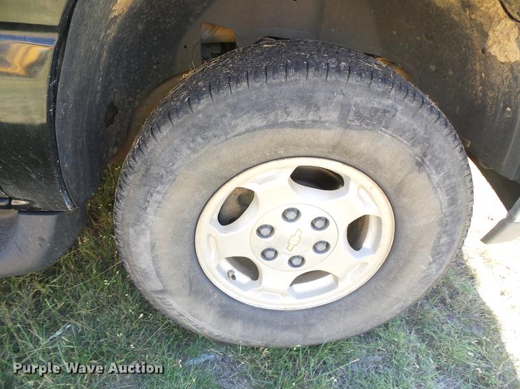 image for item DF2761 2004 Chevrolet Suburban 1500 SUV