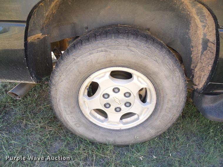 image for item DF2761 2004 Chevrolet Suburban 1500 SUV