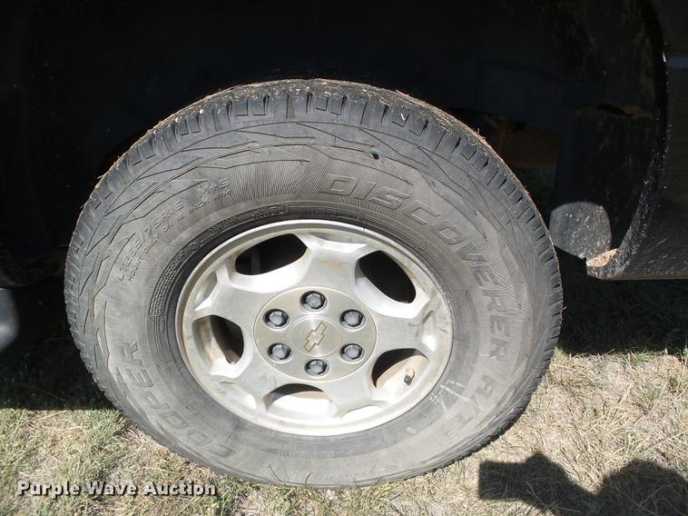 image for item DF2761 2004 Chevrolet Suburban 1500 SUV