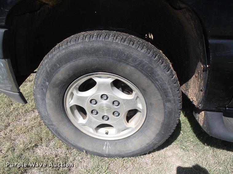 image for item DF2761 2004 Chevrolet Suburban 1500 SUV