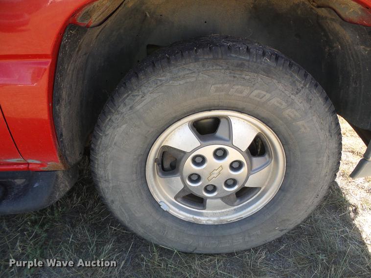 image for item DF2765 2002 Chevrolet Suburban 1500 LS SUV