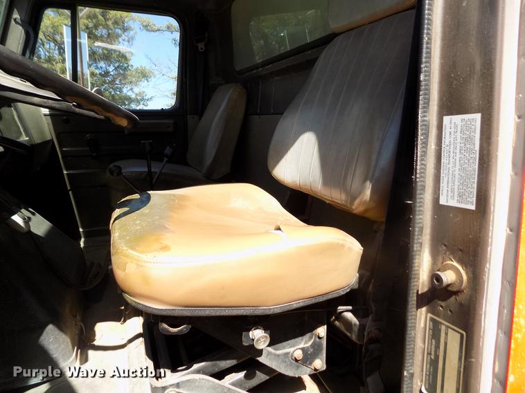 image for item DY9032 1991 International 4900 dump truck