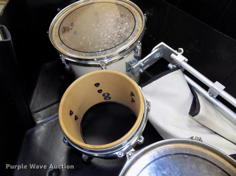 image for item DZ9574 Marching band drums and accessories