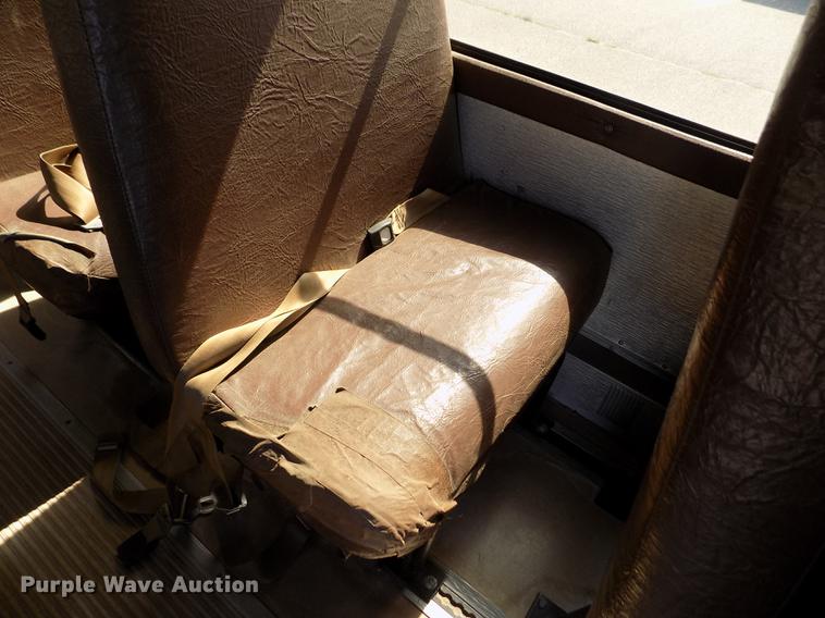 image for item ER9183 1993 Ford B700 school bus