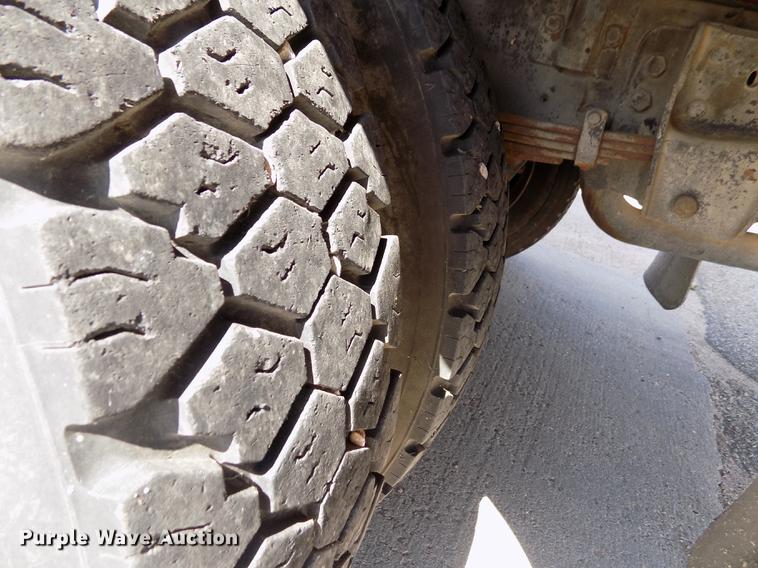 image for item ER9183 1993 Ford B700 school bus