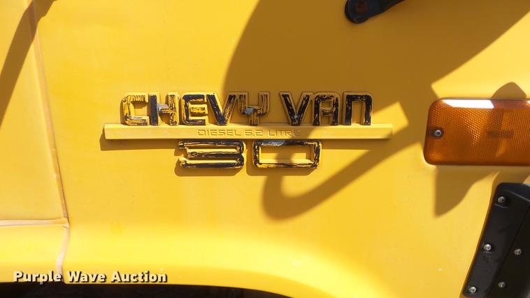 image for item FO9139 1993 Chevrolet G30 school bus