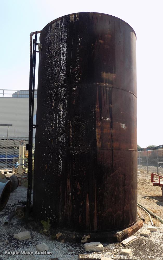 Vertical oil storage tank in Wellington, KS Item FQ9005 sold Purple Wave