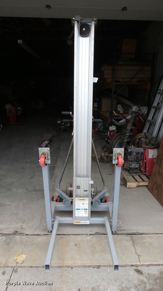 image for item AM9184 2013 Genie SLC-12 material lift