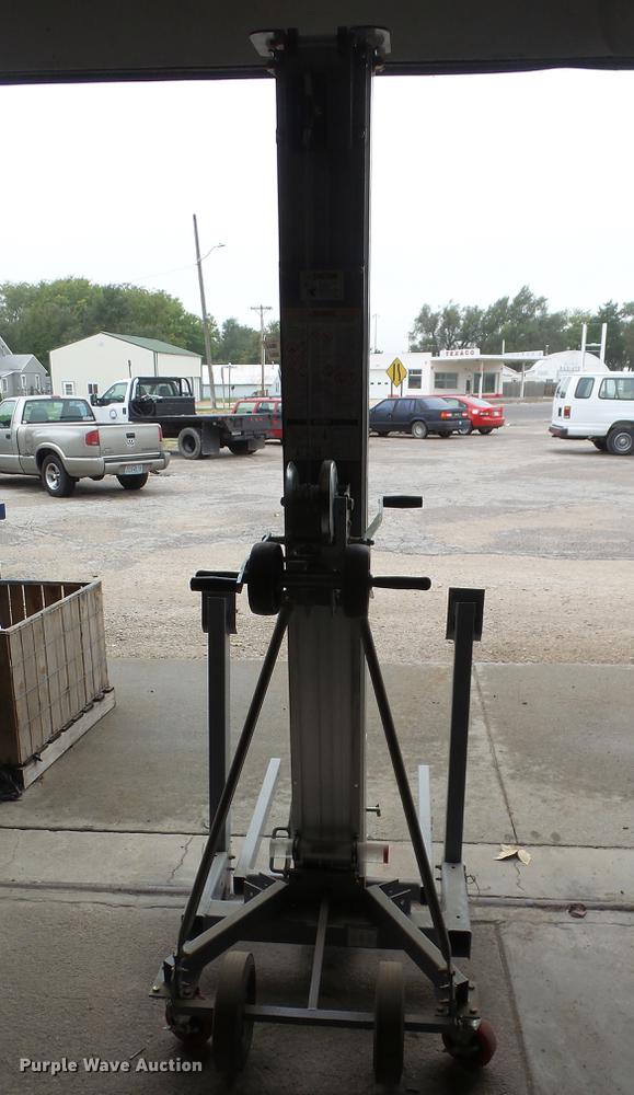 image for item AM9184 2013 Genie SLC-12 material lift