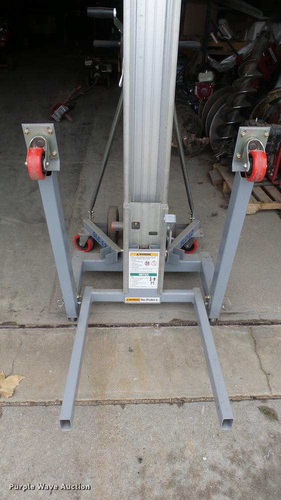 image for item AM9184 2013 Genie SLC-12 material lift