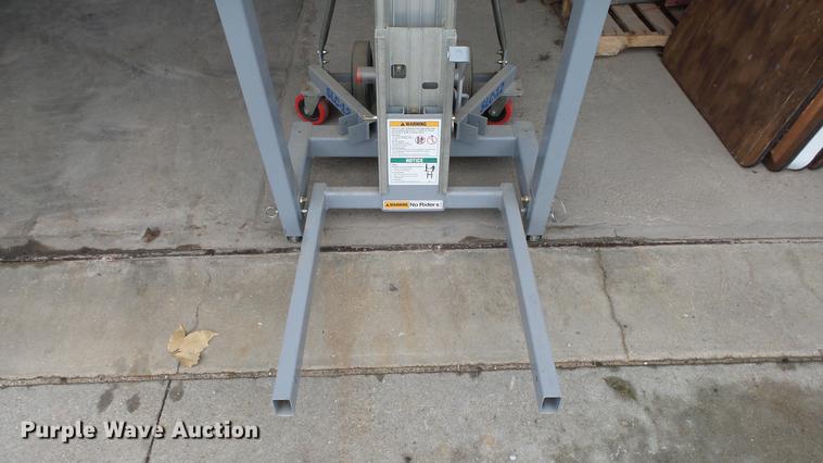 image for item AM9184 2013 Genie SLC-12 material lift