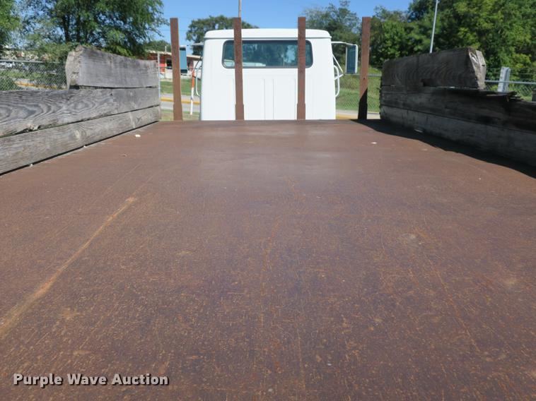 image for item DB8975 2000 International 4700 flat dump bed truck