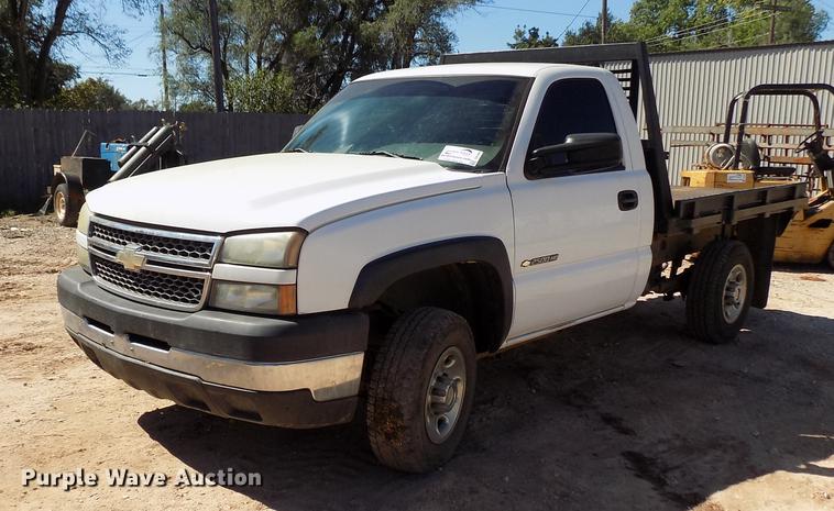 image for item DD3464 2005 Chevrolet Silverado 2500HD flatbed pickup truck