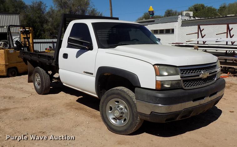 image for item DD3464 2005 Chevrolet Silverado 2500HD flatbed pickup truck