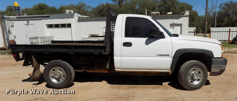 image for item DD3464 2005 Chevrolet Silverado 2500HD flatbed pickup truck