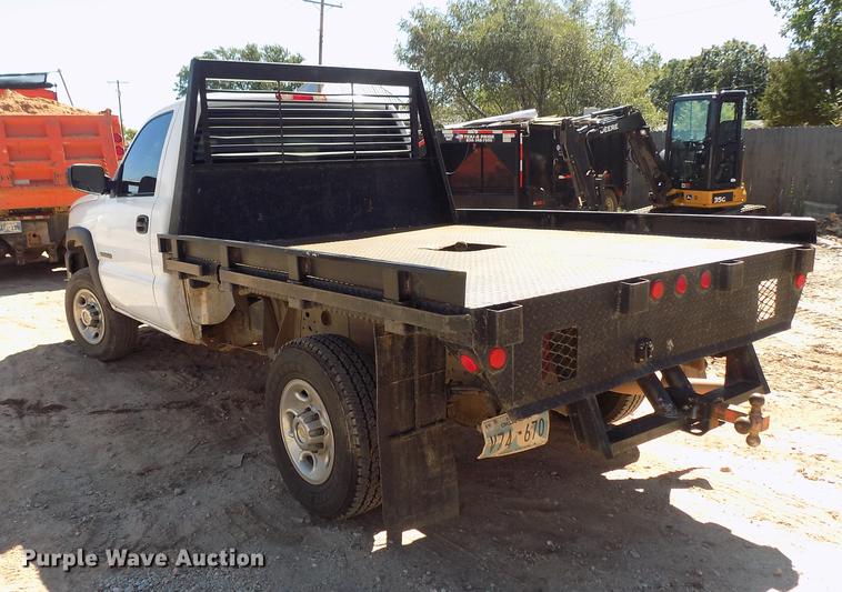 image for item DD3464 2005 Chevrolet Silverado 2500HD flatbed pickup truck