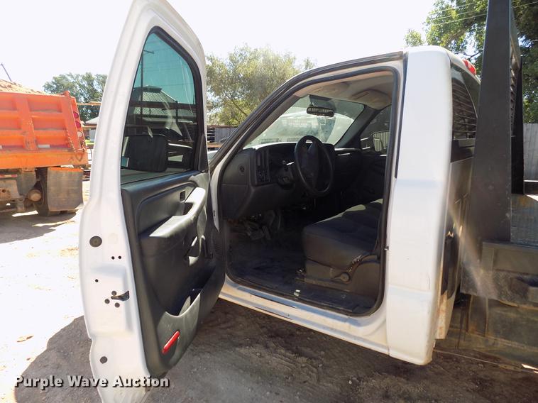 image for item DD3464 2005 Chevrolet Silverado 2500HD flatbed pickup truck