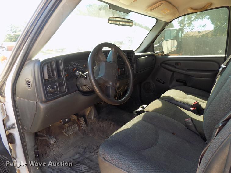 image for item DD3464 2005 Chevrolet Silverado 2500HD flatbed pickup truck