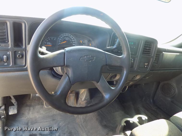 image for item DD3464 2005 Chevrolet Silverado 2500HD flatbed pickup truck