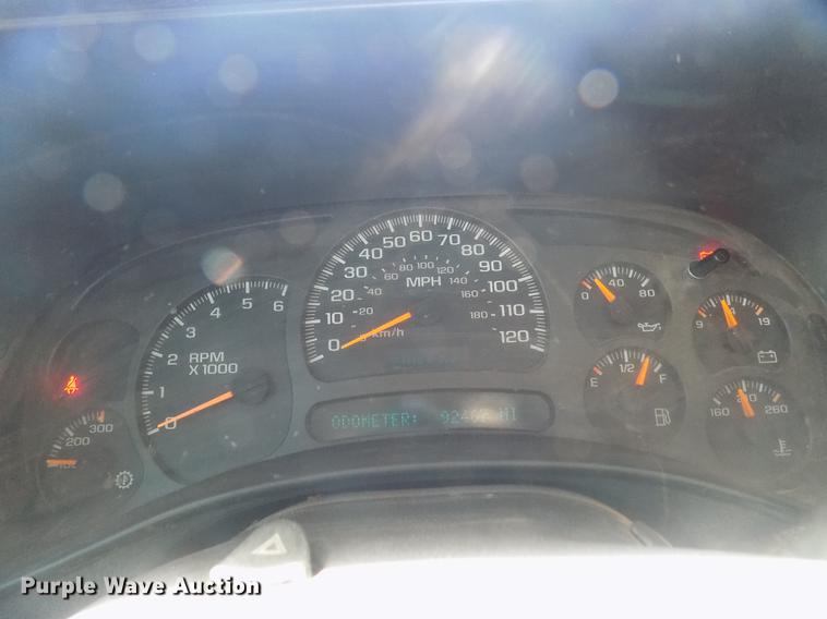 image for item DD3464 2005 Chevrolet Silverado 2500HD flatbed pickup truck