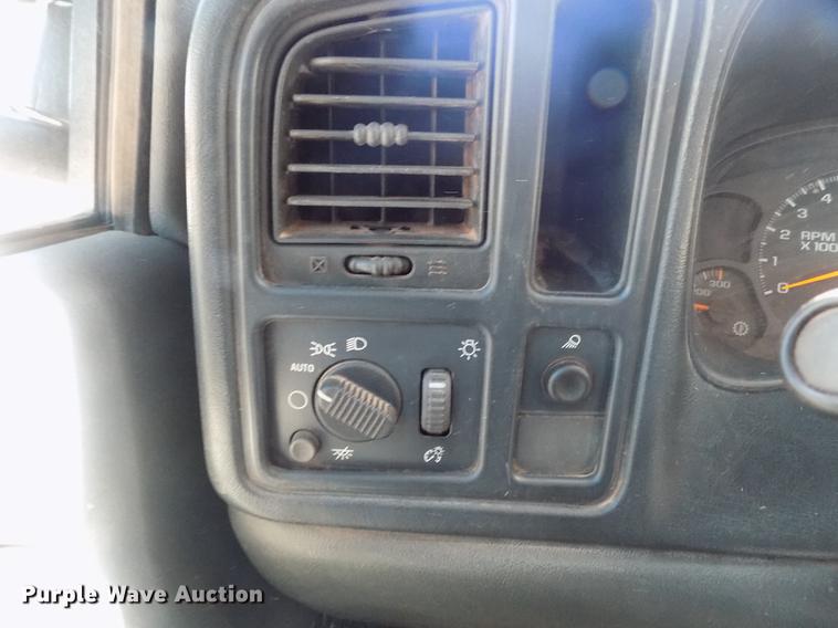 image for item DD3464 2005 Chevrolet Silverado 2500HD flatbed pickup truck