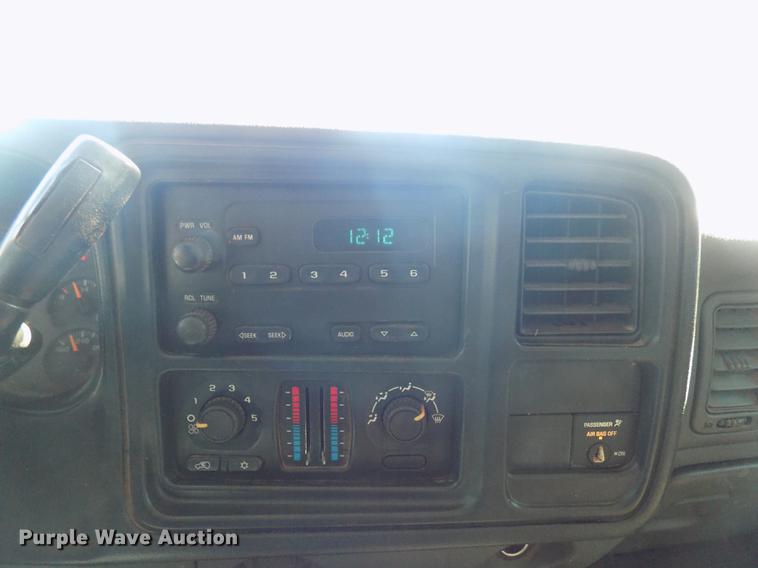 image for item DD3464 2005 Chevrolet Silverado 2500HD flatbed pickup truck