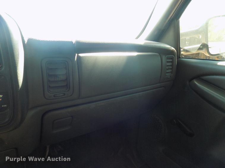 image for item DD3464 2005 Chevrolet Silverado 2500HD flatbed pickup truck