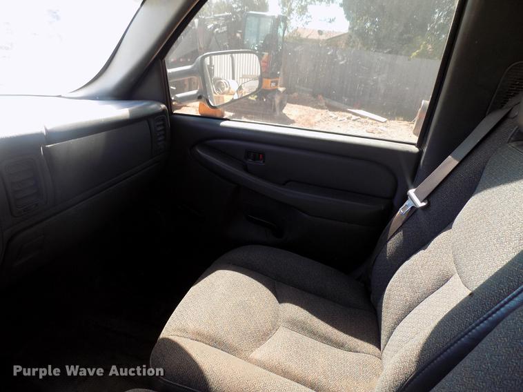 image for item DD3464 2005 Chevrolet Silverado 2500HD flatbed pickup truck