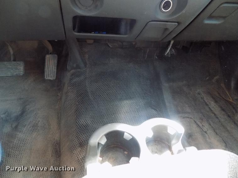 image for item DD3464 2005 Chevrolet Silverado 2500HD flatbed pickup truck