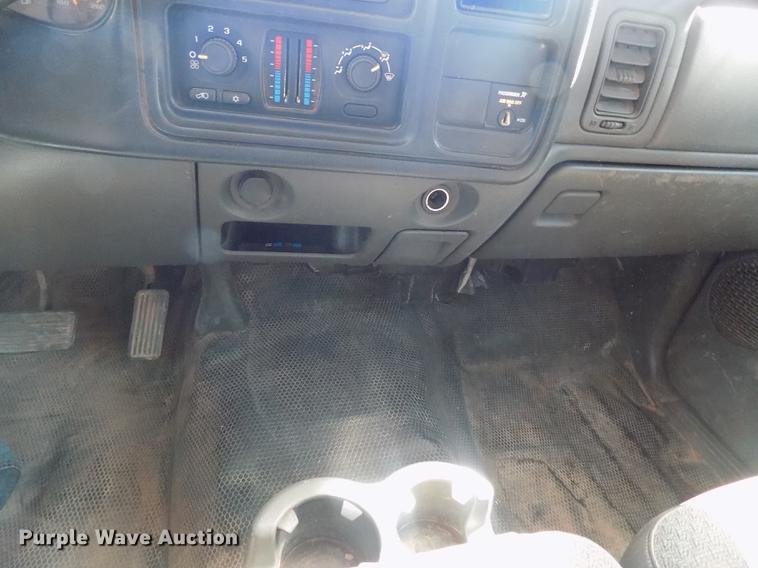 image for item DD3464 2005 Chevrolet Silverado 2500HD flatbed pickup truck