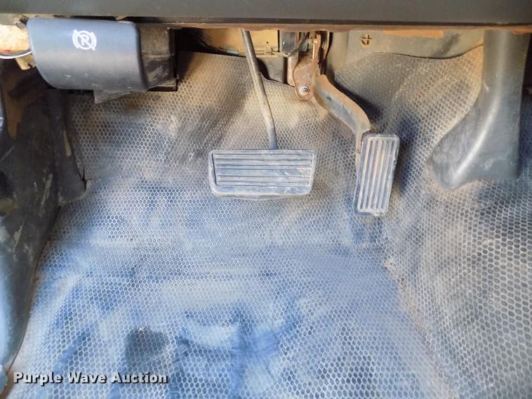 image for item DD3464 2005 Chevrolet Silverado 2500HD flatbed pickup truck