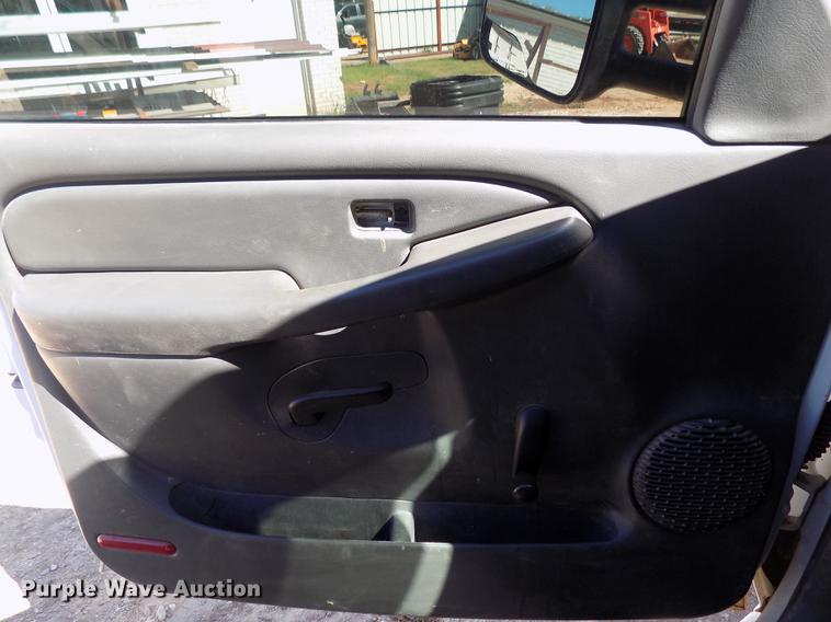 image for item DD3464 2005 Chevrolet Silverado 2500HD flatbed pickup truck