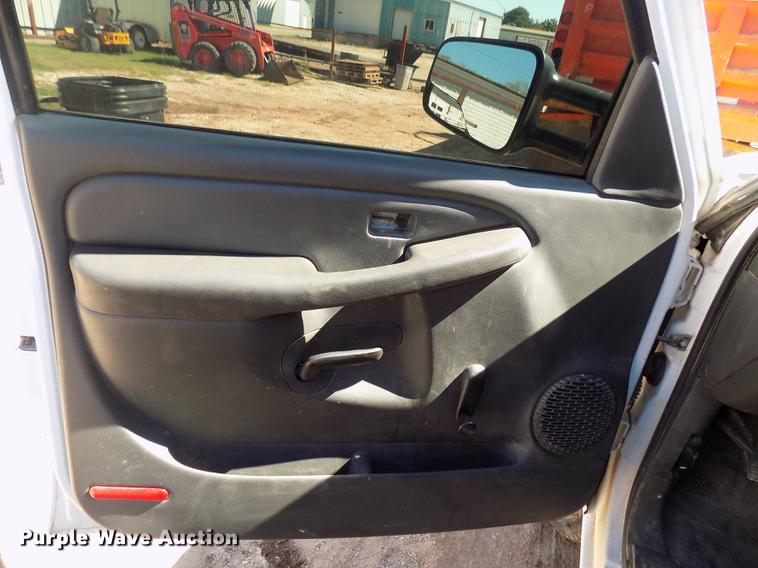 image for item DD3464 2005 Chevrolet Silverado 2500HD flatbed pickup truck