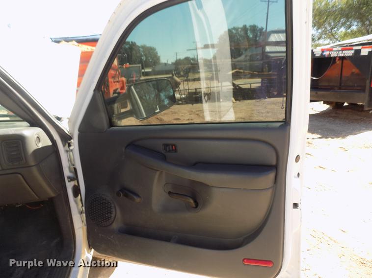 image for item DD3464 2005 Chevrolet Silverado 2500HD flatbed pickup truck