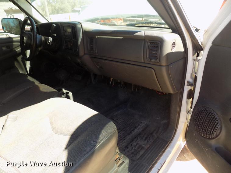 image for item DD3464 2005 Chevrolet Silverado 2500HD flatbed pickup truck