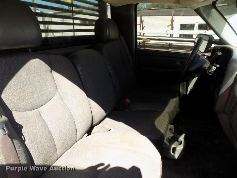 image for item DD3464 2005 Chevrolet Silverado 2500HD flatbed pickup truck