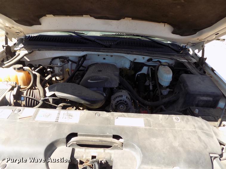 image for item DD3464 2005 Chevrolet Silverado 2500HD flatbed pickup truck