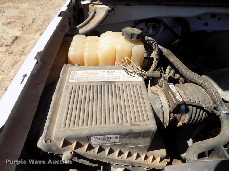 image for item DD3464 2005 Chevrolet Silverado 2500HD flatbed pickup truck