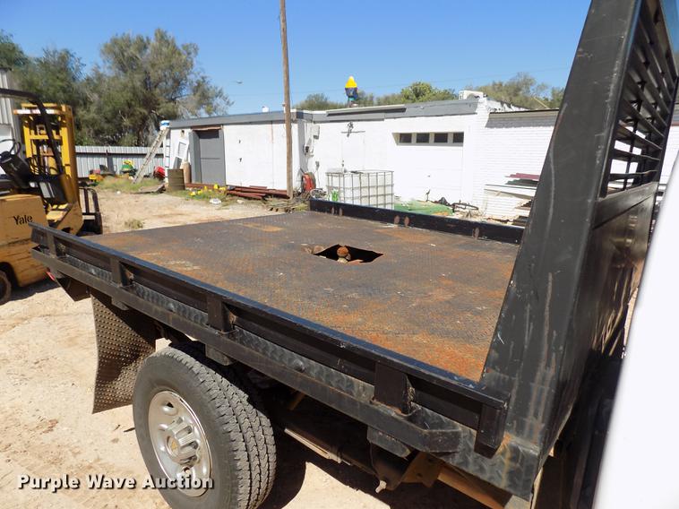 image for item DD3464 2005 Chevrolet Silverado 2500HD flatbed pickup truck
