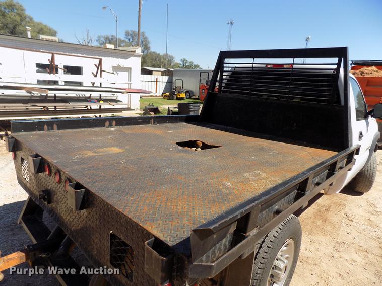 image for item DD3464 2005 Chevrolet Silverado 2500HD flatbed pickup truck
