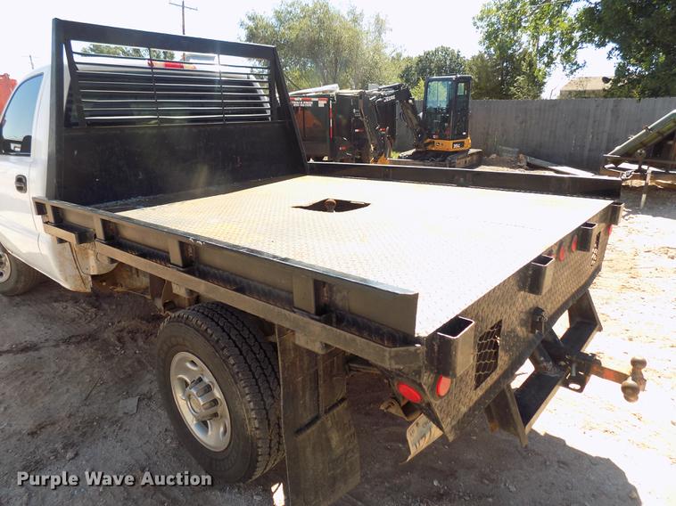 image for item DD3464 2005 Chevrolet Silverado 2500HD flatbed pickup truck