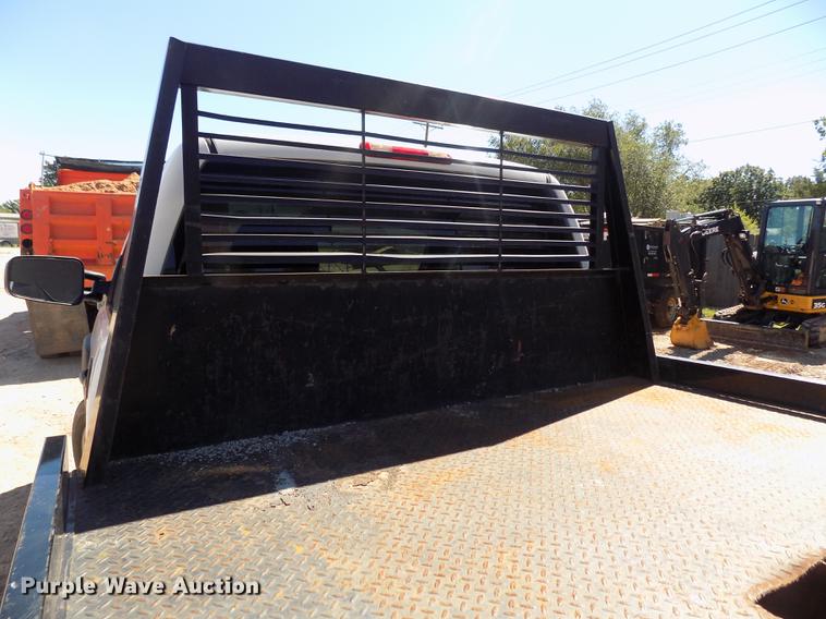 image for item DD3464 2005 Chevrolet Silverado 2500HD flatbed pickup truck