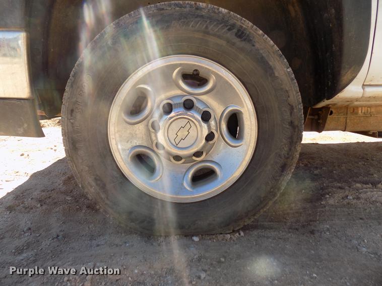 image for item DD3464 2005 Chevrolet Silverado 2500HD flatbed pickup truck