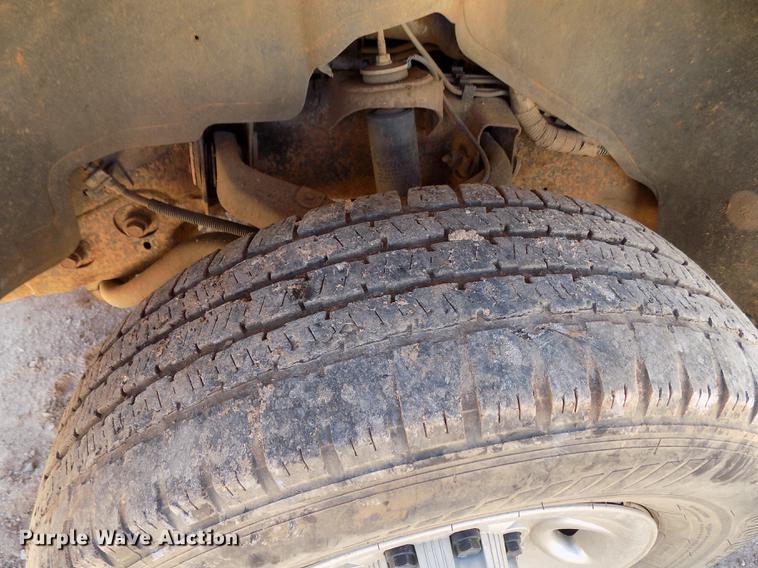 image for item DD3464 2005 Chevrolet Silverado 2500HD flatbed pickup truck