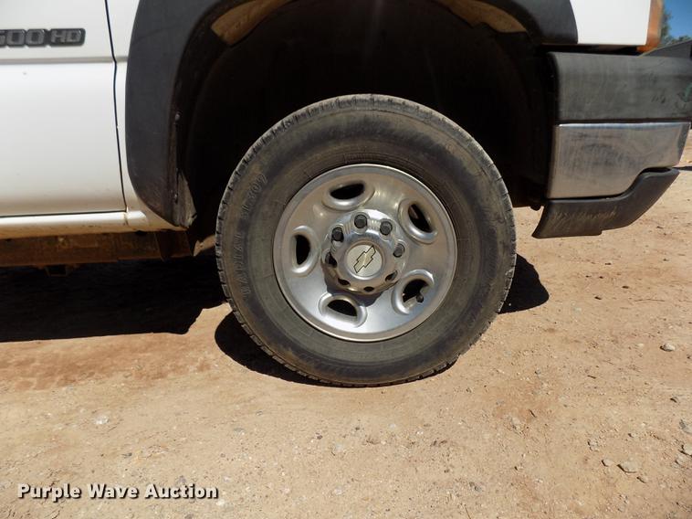 image for item DD3464 2005 Chevrolet Silverado 2500HD flatbed pickup truck