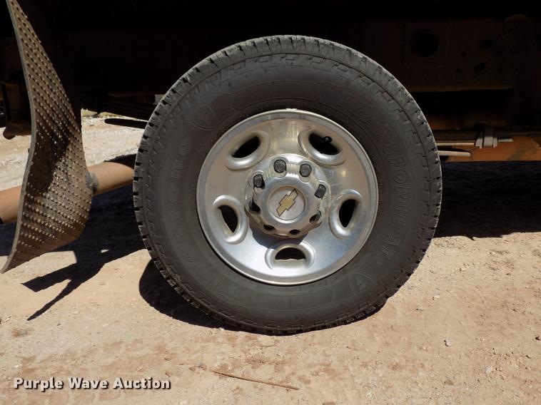 image for item DD3464 2005 Chevrolet Silverado 2500HD flatbed pickup truck