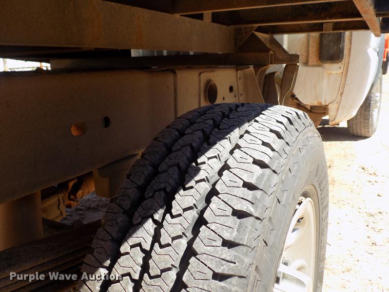 image for item DD3464 2005 Chevrolet Silverado 2500HD flatbed pickup truck