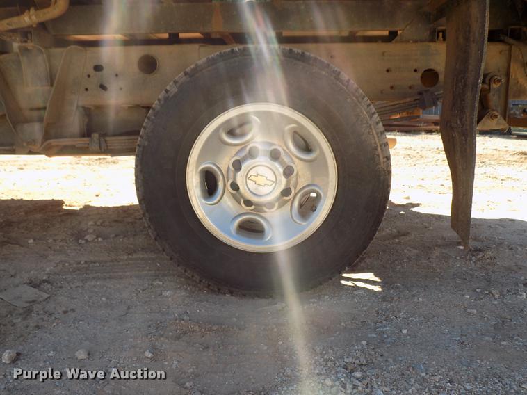 image for item DD3464 2005 Chevrolet Silverado 2500HD flatbed pickup truck