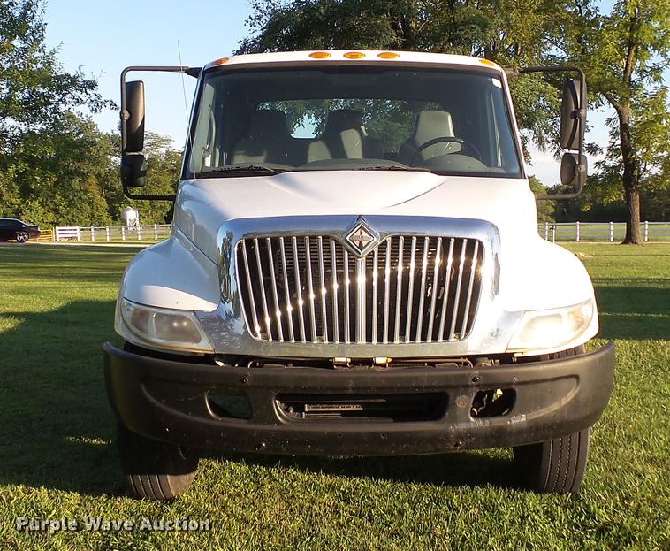 image for item DD7396 2005 International 4300 truck cab and chassis