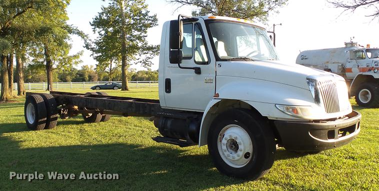 image for item DD7396 2005 International 4300 truck cab and chassis